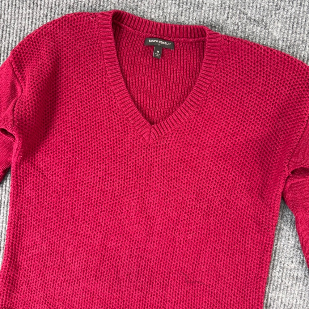 Banana Republic Womens M V-Neck Raspberry Knit Sweater Preppy Classic Minimalist